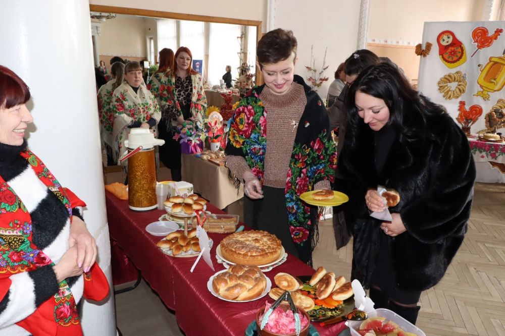 В Лутугинском доме культуры состоялась ярмарка-выставка «Масленичные фантазии» В Лутугинском доме культуры состоялась ярмарка-выставка «Масленичные фантазии»