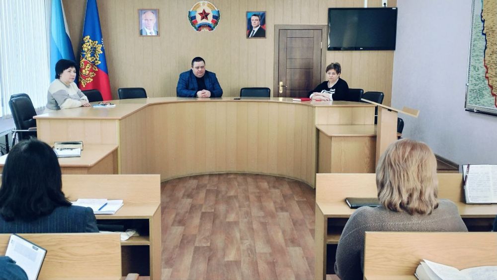Глава городского округа город Ровеньки Андрей Викторович Рубанцов понедельник начал с традиционного рабочего совещания Глава городского округа город Ровеньки Андрей Викторович Рубанцов понедельник начал с традиционного рабочего совещания