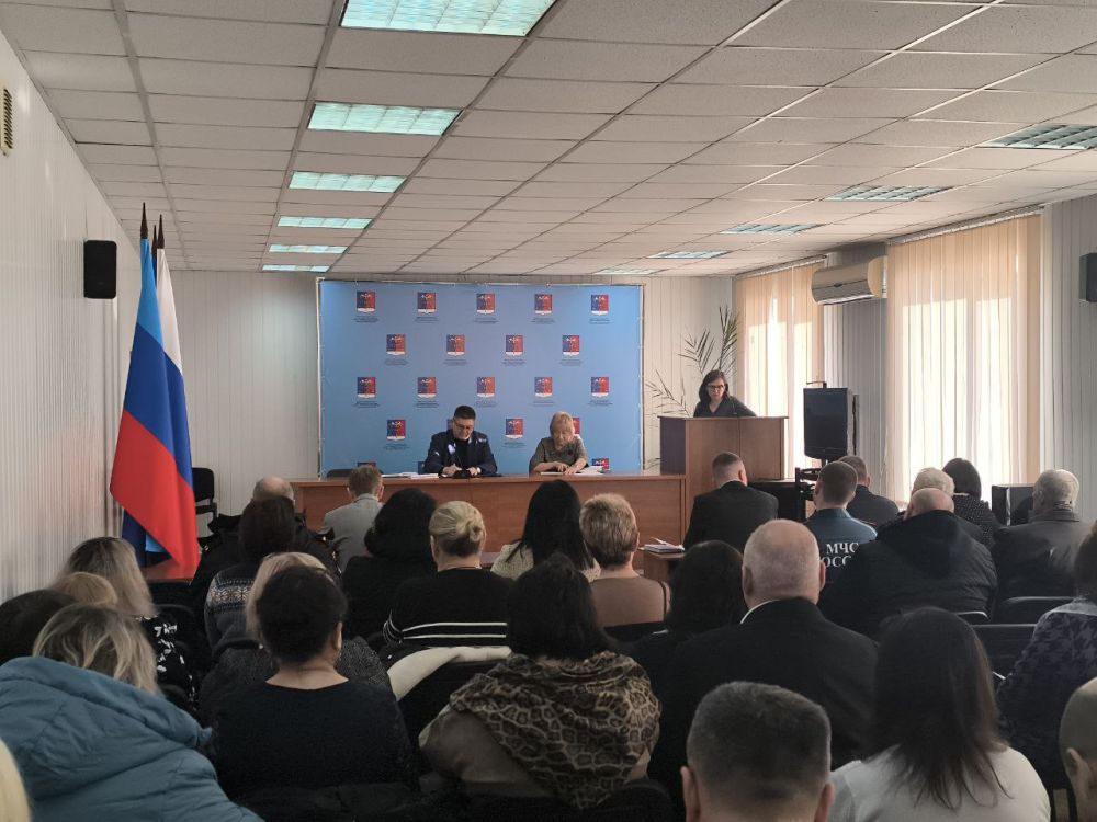 Альберт Зинченко: Сегодня совместно с председателем Совета Станично-Луганского муниципального округа Татьяной Пономаревой провели аппаратное совещание с руководителями структурных подразделений, учреждений и предприятий... Альберт Зинченко: Сегодня совместно с председателем Совета Станично-Луганского муниципального округа Татьяной Пономаревой провели аппаратное совещание с руководителями структурных подразделений, учреждений и предприятий...