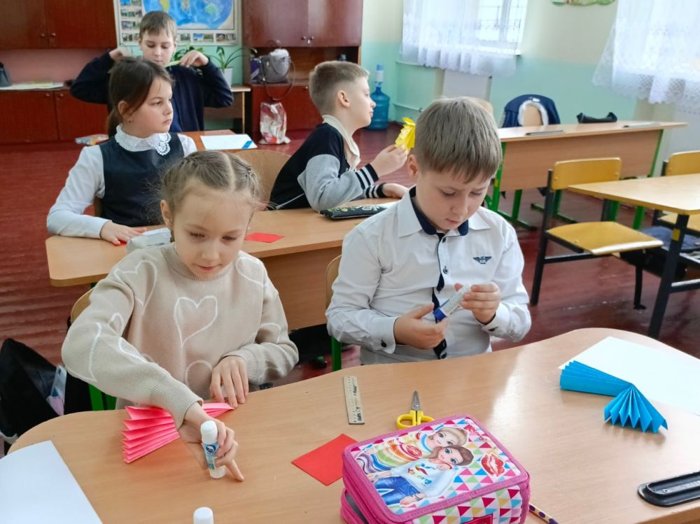 В Антрацитовской средней школе №10 состоялся мастер-класс по созданию бумажной куклы Масленицы, который провели сотрудники дома культуры посёлка городского типа Дубовский В Антрацитовской средней школе №10 состоялся мастер-класс по созданию бумажной куклы Масленицы, который провели сотрудники дома культуры посёлка городского типа Дубовский