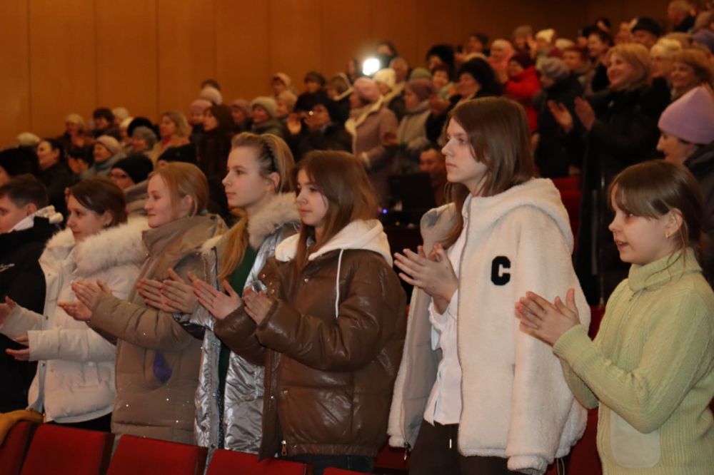 На сцене Антрацитовского центрального городского Дворца культуры имени Ленина выступил Государственный театр танца Калмыкии «Ойраты» На сцене Антрацитовского центрального городского Дворца культуры имени Ленина выступил Государственный театр танца Калмыкии «Ойраты»