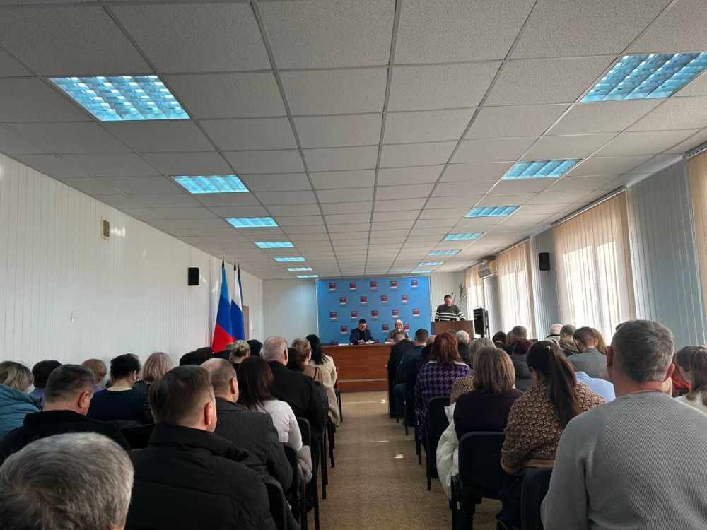 Альберт Зинченко: Сегодня совместно с председателем Совета Станично-Луганского муниципального округа Татьяной Пономаревой провели аппаратное совещание с руководителями структурных подразделений, учреждений и предприятий... Альберт Зинченко: Сегодня совместно с председателем Совета Станично-Луганского муниципального округа Татьяной Пономаревой провели аппаратное совещание с руководителями структурных подразделений, учреждений и предприятий...