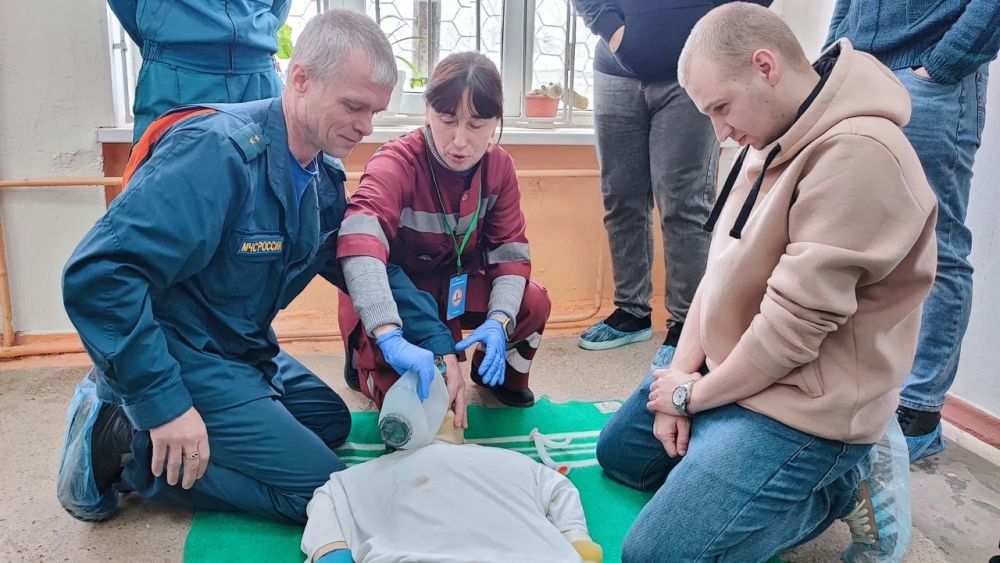 В Алчевске инструкторы Школы медицины катастроф обучили первой помощи сразу две группы В Алчевске инструкторы Школы медицины катастроф обучили первой помощи сразу две группы