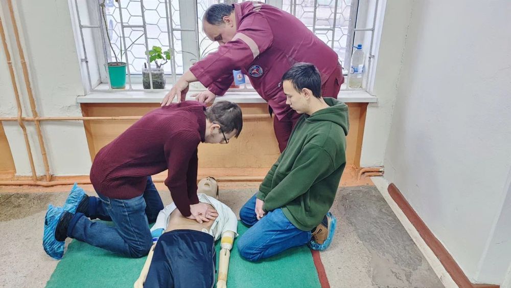 В Алчевске инструкторы Школы медицины катастроф обучили первой помощи сразу две группы В Алчевске инструкторы Школы медицины катастроф обучили первой помощи сразу две группы