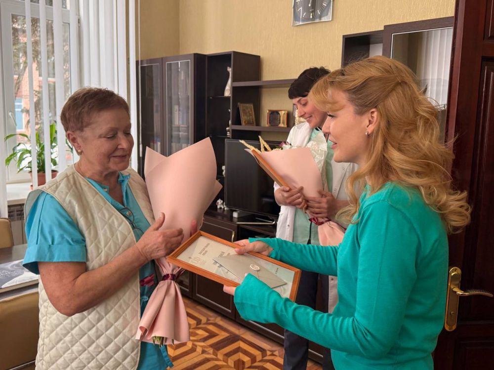 Дарья Лантратова: Работаем в Луганске.. Приехали поздравить с наступающим праздником наших женщин, которые сегодня тоже на своей «передовой», они трудятся в республиканской детской клинической больнице. Мы здесь уже были... Дарья Лантратова: Работаем в Луганске.. Приехали поздравить с наступающим праздником наших женщин, которые сегодня тоже на своей «передовой», они трудятся в республиканской детской клинической больнице. Мы здесь уже были...