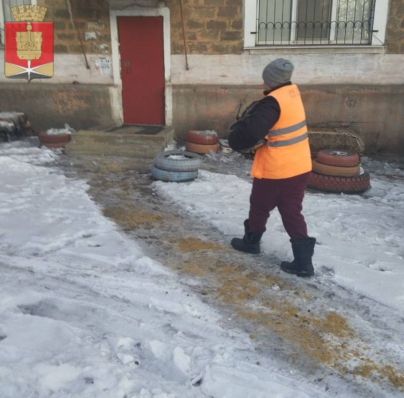 Коммунальные службы проводят работы на территории города Коммунальные службы проводят работы на территории города