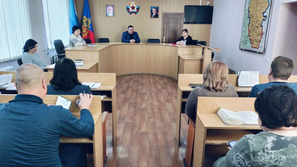 Глава городского округа город Ровеньки Андрей Викторович Рубанцов понедельник начал с традиционного рабочего совещания Глава городского округа город Ровеньки Андрей Викторович Рубанцов понедельник начал с традиционного рабочего совещания