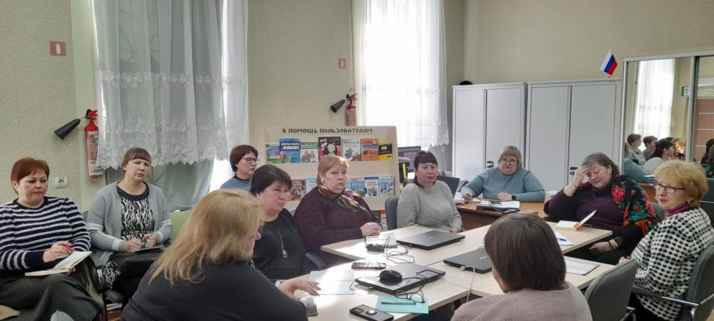 Ведущие специалисты Краснолучской центральной городской библиотеки им. Н.К Ведущие специалисты Краснолучской центральной городской библиотеки им. Н.К