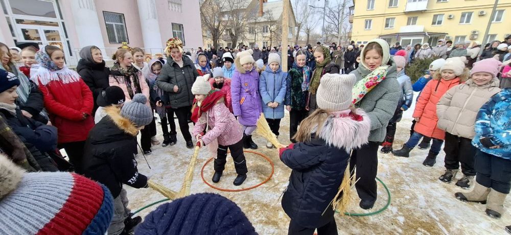 Силами Дворца культуры города Счастье в воскресенье был организован большой праздник для горожан Силами Дворца культуры города Счастье в воскресенье был организован большой праздник для горожан