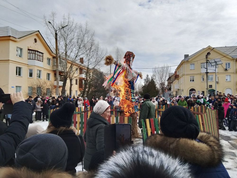 Силами Дворца культуры города Счастье в воскресенье был организован большой праздник для горожан Силами Дворца культуры города Счастье в воскресенье был организован большой праздник для горожан