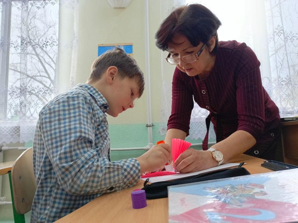 В Антрацитовской средней школе №10 состоялся мастер-класс по созданию бумажной куклы Масленицы, который провели сотрудники дома культуры посёлка городского типа Дубовский В Антрацитовской средней школе №10 состоялся мастер-класс по созданию бумажной куклы Масленицы, который провели сотрудники дома культуры посёлка городского типа Дубовский