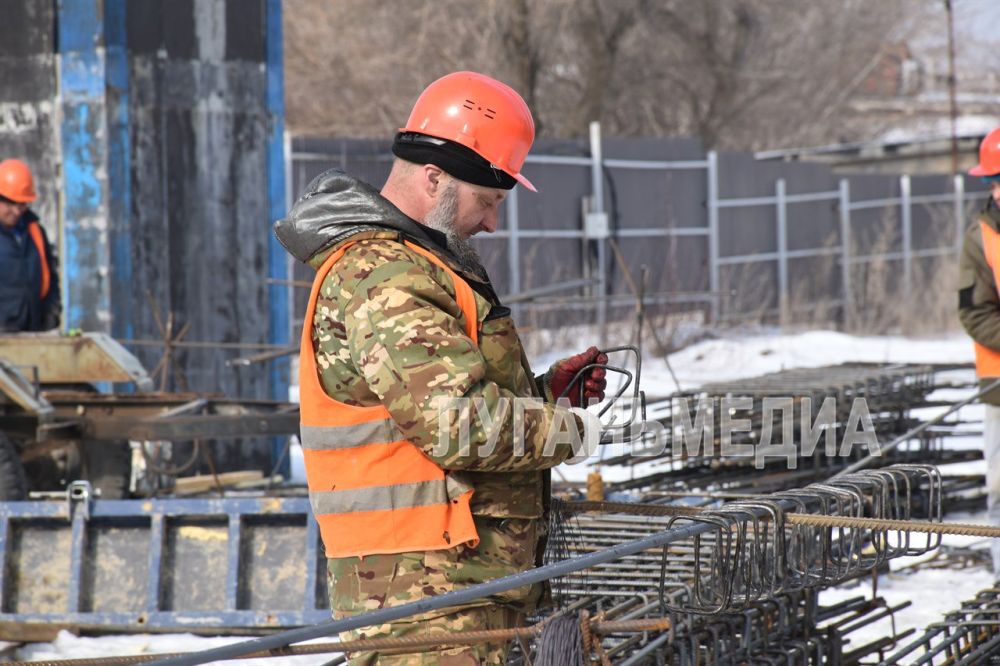 Сенатор Совета Федерации от Луганской Народной Республики Дарья Лантратова ознакомилась со строительством девятиэтажного жилищного комплекса (ЖК) «Авиатор» на городке Острая могила в Луганске Сенатор Совета Федерации от Луганской Народной Республики Дарья Лантратова ознакомилась со строительством девятиэтажного жилищного комплекса (ЖК) «Авиатор» на городке Острая могила в Луганске