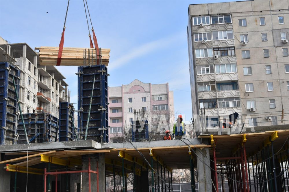 Сенатор Совета Федерации от Луганской Народной Республики Дарья Лантратова ознакомилась со строительством девятиэтажного жилищного комплекса (ЖК) «Авиатор» на городке Острая могила в Луганске Сенатор Совета Федерации от Луганской Народной Республики Дарья Лантратова ознакомилась со строительством девятиэтажного жилищного комплекса (ЖК) «Авиатор» на городке Острая могила в Луганске