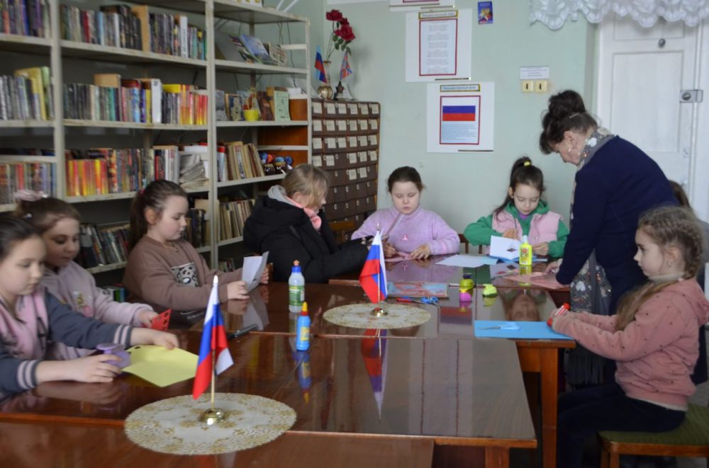1 марта в библиотеке Дома культуры г. Вахрушево состоялся творческий мастер-класс для детей, посвящённый изготовлению поздравительных открыток к Международному женскому дню 1 марта в библиотеке Дома культуры г. Вахрушево состоялся творческий мастер-класс для детей, посвящённый изготовлению поздравительных открыток к Международному женскому дню