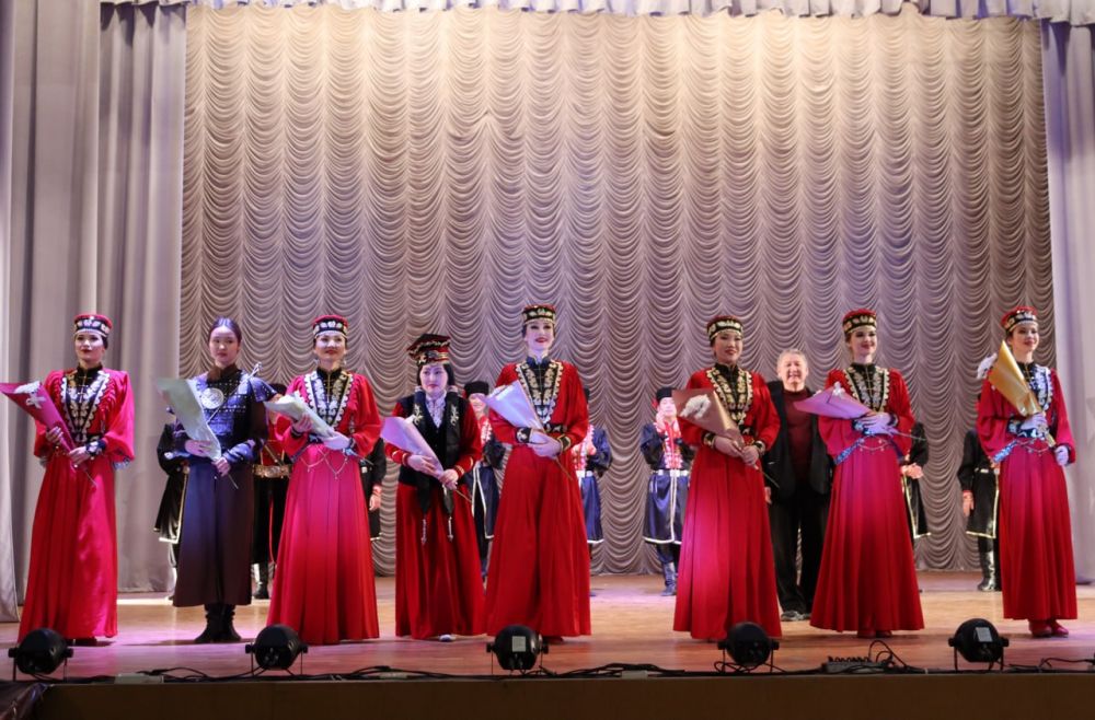 На сцене Антрацитовского центрального городского Дворца культуры имени Ленина выступил Государственный театр танца Калмыкии «Ойраты» На сцене Антрацитовского центрального городского Дворца культуры имени Ленина выступил Государственный театр танца Калмыкии «Ойраты»