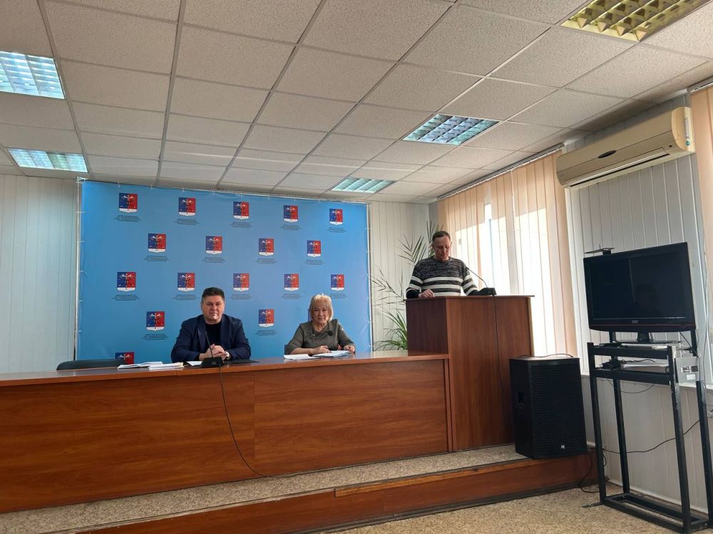 Альберт Зинченко: Сегодня совместно с председателем Совета Станично-Луганского муниципального округа Татьяной Пономаревой провели аппаратное совещание с руководителями структурных подразделений, учреждений и предприятий... Альберт Зинченко: Сегодня совместно с председателем Совета Станично-Луганского муниципального округа Татьяной Пономаревой провели аппаратное совещание с руководителями структурных подразделений, учреждений и предприятий...
