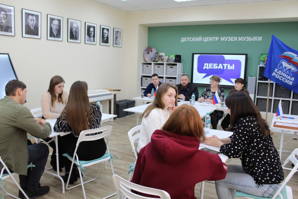 По инициативе Секретаря Луганского регионального отделения Всероссийской политической партии «Единая Россия», Дениса Мирошниченко, на всей территории Луганской Народной Республики проходят молодежные дебатные турниры...