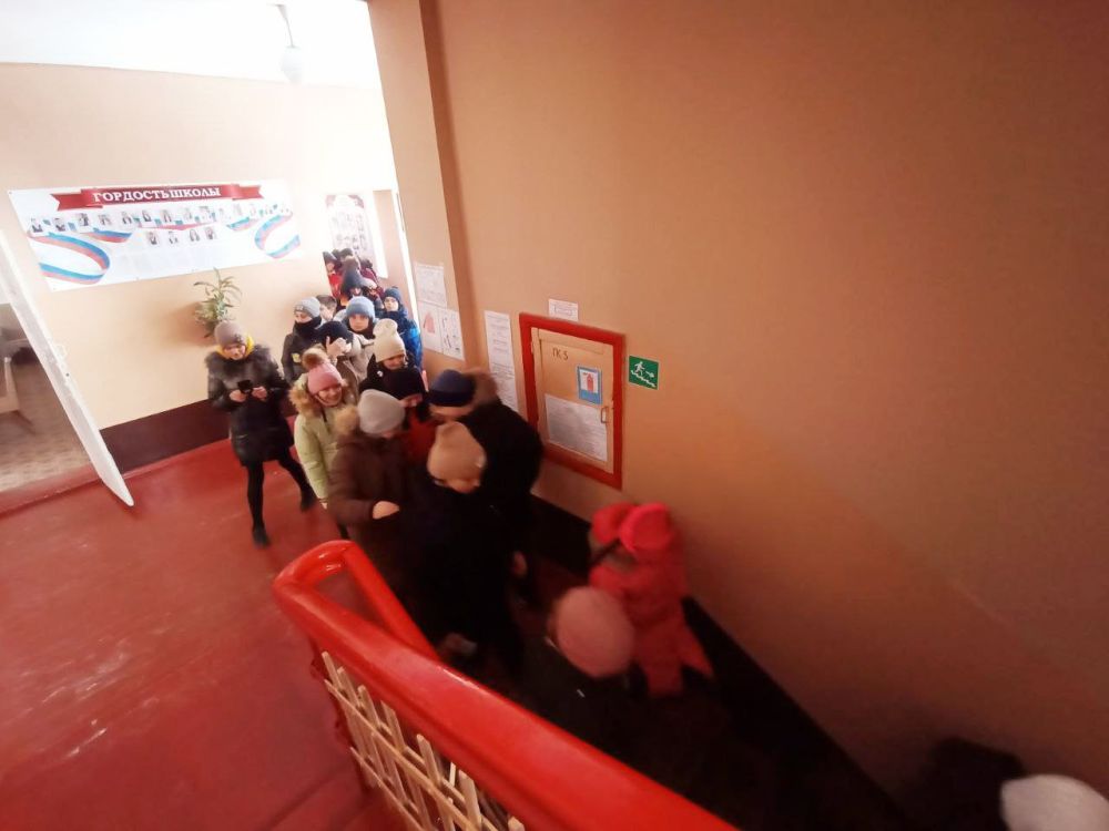 В Брянковской специализированной школе №1 прошёл открытый урок, приуроченный Всемирному дню гражданской обороны, который провели учитель основ безопасности и защиты Родины Руслан Пастухов и советник директора по воспитанию... В Брянковской специализированной школе №1 прошёл открытый урок, приуроченный Всемирному дню гражданской обороны, который провели учитель основ безопасности и защиты Родины Руслан Пастухов и советник директора по воспитанию...