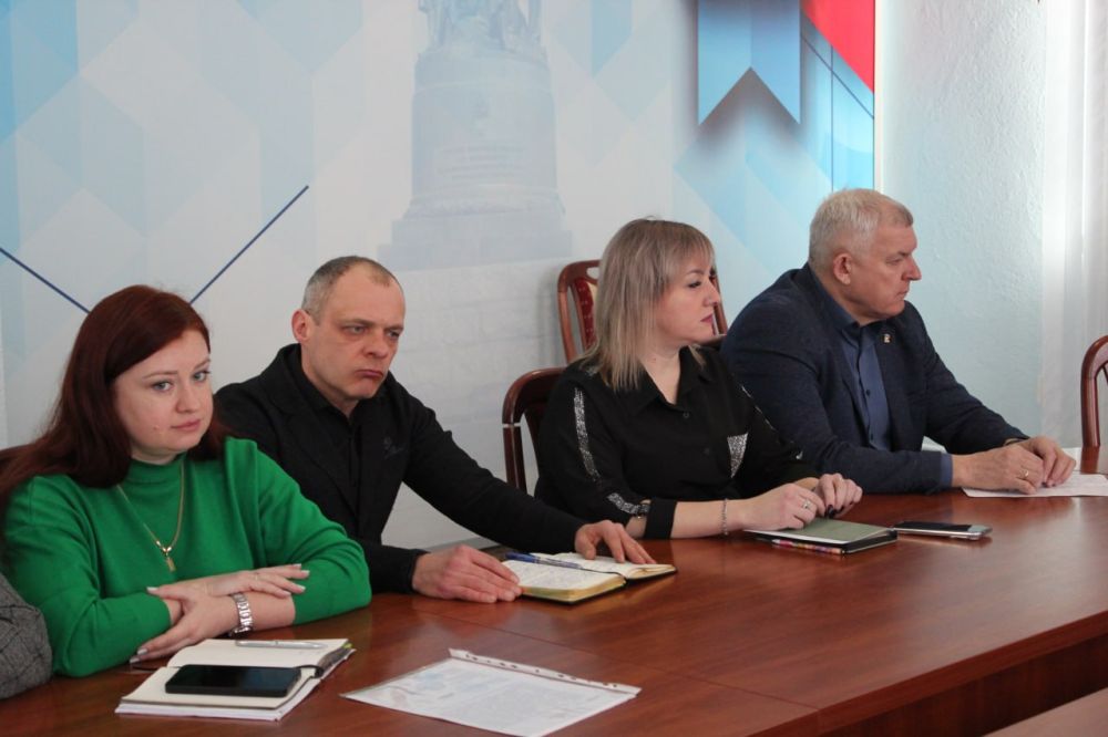 Сергей Козенко: Сегодня на расширенном аппаратном совещании у нас присутствовал заместитель начальника ОМВД России «Краснодонский» Алексей Кислухин Сергей Козенко: Сегодня на расширенном аппаратном совещании у нас присутствовал заместитель начальника ОМВД России «Краснодонский» Алексей Кислухин