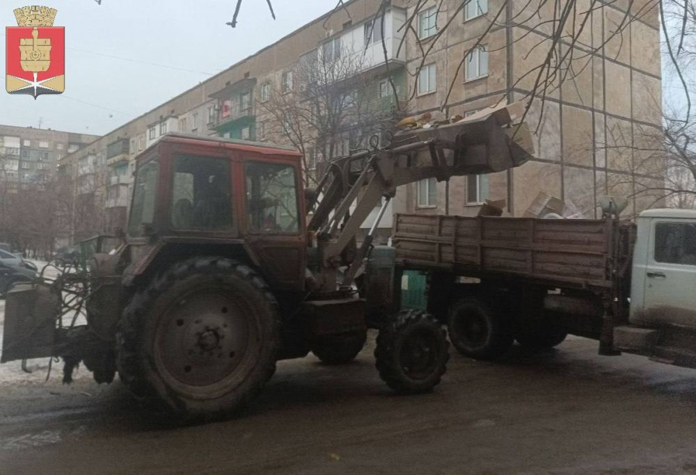 Коммунальные службы проводят работы на территории города Коммунальные службы проводят работы на территории города