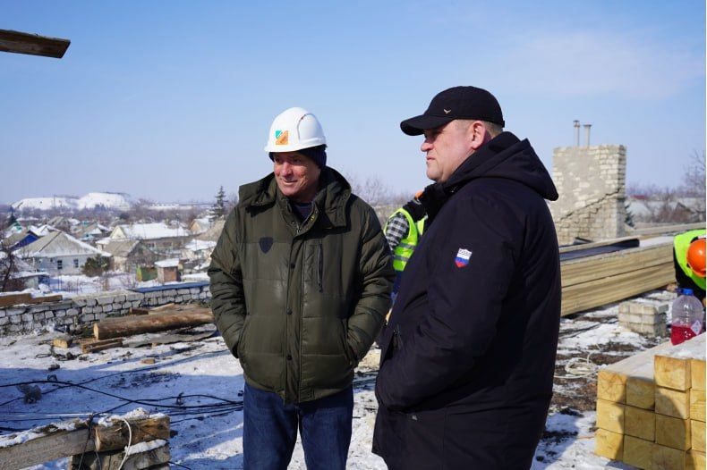 Замминистра строительства Красноярского края проинспектировал ход ремонта кровли МКД на улице Фурманова Замминистра строительства Красноярского края проинспектировал ход ремонта кровли МКД на улице Фурманова