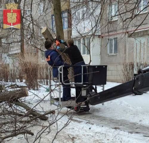 Коммунальные службы проводят работы на территории города Коммунальные службы проводят работы на территории города