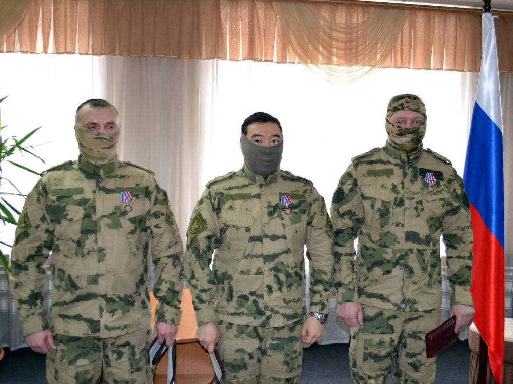 Владимир Чернев: Сегодня имел честь вручить медали "За верность долгу" троим военнослужащим, которые принимают участие в Специальной военной операции Владимир Чернев: Сегодня имел честь вручить медали "За верность долгу" троим военнослужащим, которые принимают участие в Специальной военной операции