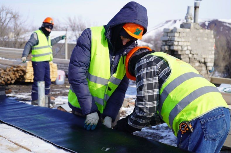Замминистра строительства Красноярского края проинспектировал ход ремонта кровли МКД на улице Фурманова Замминистра строительства Красноярского края проинспектировал ход ремонта кровли МКД на улице Фурманова
