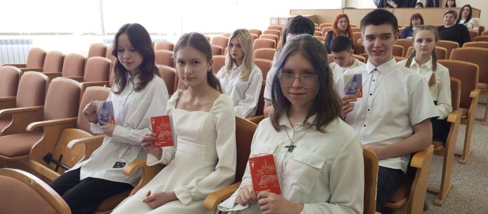 В Алчевске вручили паспорта граждан Российской Федерации активистам «Движения Первых» В Алчевске вручили паспорта граждан Российской Федерации активистам «Движения Первых»