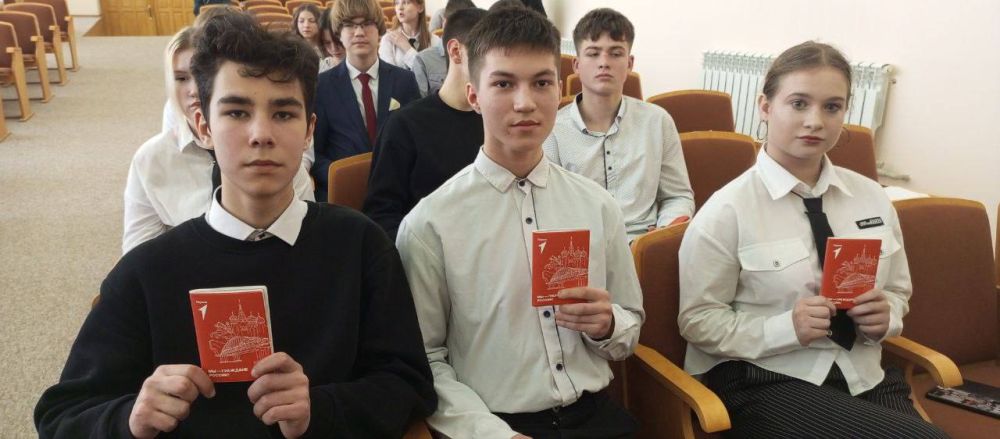 В Алчевске вручили паспорта граждан Российской Федерации активистам «Движения Первых» В Алчевске вручили паспорта граждан Российской Федерации активистам «Движения Первых»