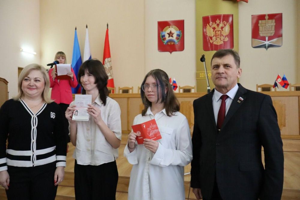 Первый важный документ вручен! Первый важный документ вручен!