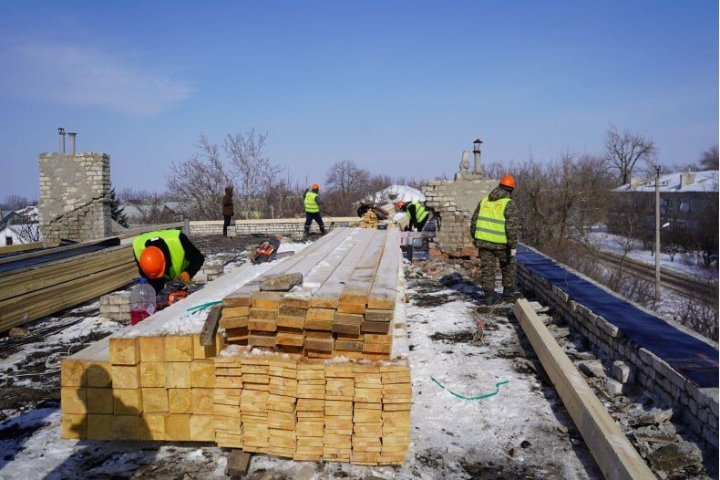 Замминистра строительства Красноярского края проинспектировал ход ремонта кровли МКД на улице Фурманова Замминистра строительства Красноярского края проинспектировал ход ремонта кровли МКД на улице Фурманова