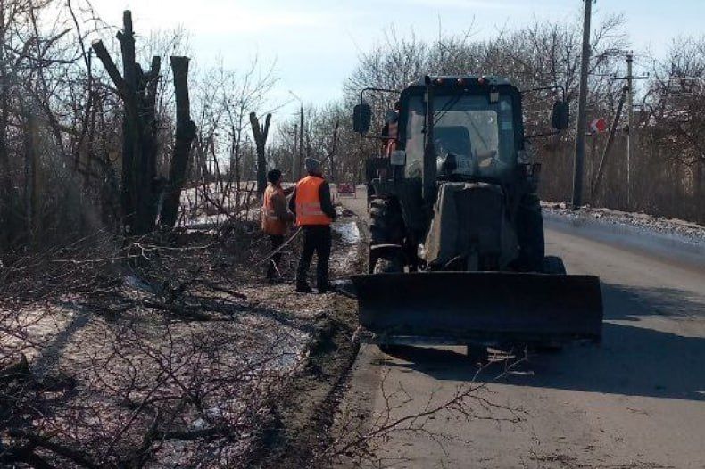 На улице Совхозная завершаются работы по обрезке аварийных деревьев На улице Совхозная завершаются работы по обрезке аварийных деревьев
