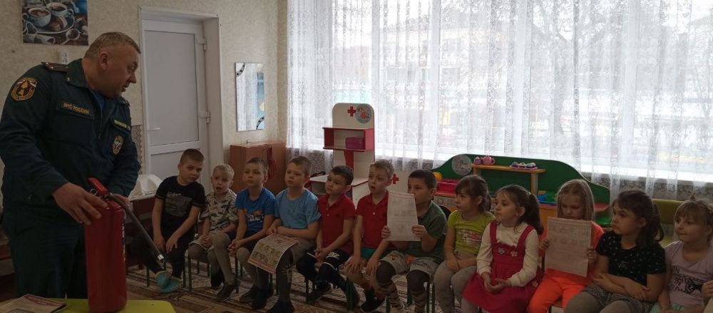 ГБДОУ ЛНР "Белокуракинский ясли-сад" Солнышко " состоялась встреча с инспектором МЧС Коноваловым Романом Алексеевичем ГБДОУ ЛНР "Белокуракинский ясли-сад" Солнышко " состоялась встреча с инспектором МЧС Коноваловым Романом Алексеевичем