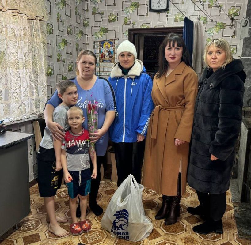 В Красном Луче поздравили многодетных матерей с наступающим 8 Марта В Красном Луче поздравили многодетных матерей с наступающим 8 Марта