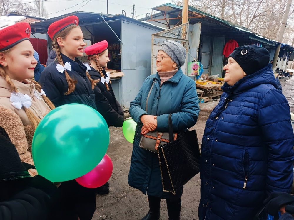 В преддверии женского дня ученики Ясеновской школы 2 им. Д. В. Лазутина организовали и провели акцию-поздравление «Дарите женщинам цветы!» В преддверии женского дня ученики Ясеновской школы 2 им. Д. В. Лазутина организовали и провели акцию-поздравление «Дарите женщинам цветы!»