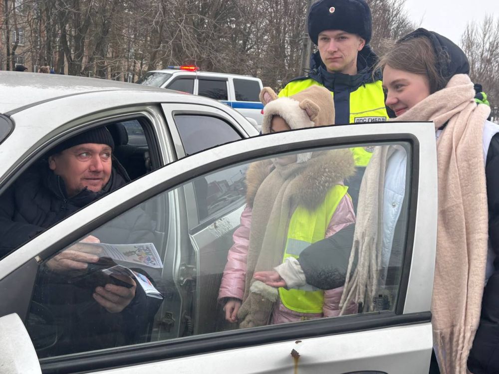 День рождения ЮИД!. В преддверии празднования Дня рождения ЮИД ровеньковские школьники совместно со своими наставниками и сотрудниками ОГИБДД ОМВД России «Ровеньковский» провели уличную акцию по раздаче памяток и буклетов... День рождения ЮИД!. В преддверии празднования Дня рождения ЮИД ровеньковские школьники совместно со своими наставниками и сотрудниками ОГИБДД ОМВД России «Ровеньковский» провели уличную акцию по раздаче памяток и буклетов...