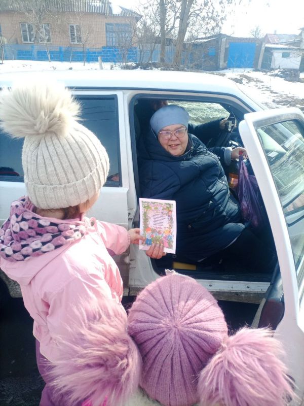 На улице еще лежит снег, а по календарю уже весна! В преддверии Международного женского дня - 8 Марта воспитанники дошкольной группы Чапаевский УВК им. В.А.Трушина приняли участие в акции «Вам, любимые!» На улице еще лежит снег, а по календарю уже весна! В преддверии Международного женского дня - 8 Марта воспитанники дошкольной группы Чапаевский УВК им. В.А.Трушина приняли участие в акции «Вам, любимые!»