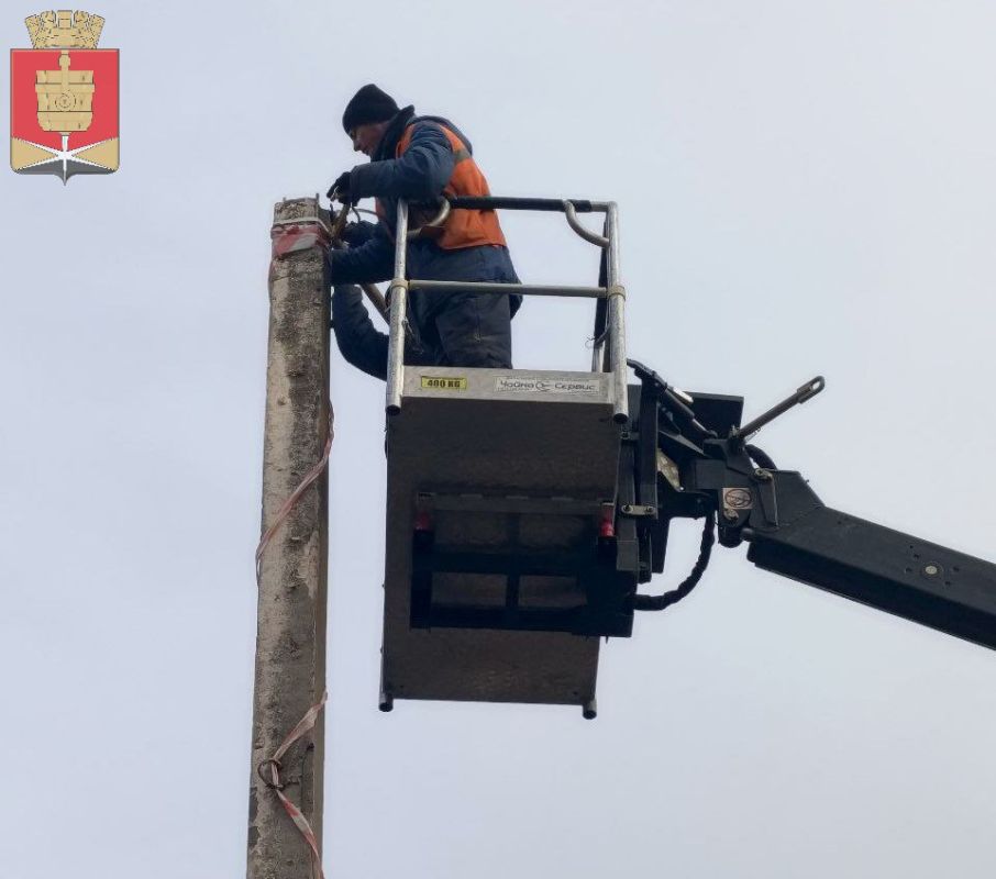 Коммунальные службы проводят работы на территории города Коммунальные службы проводят работы на территории города