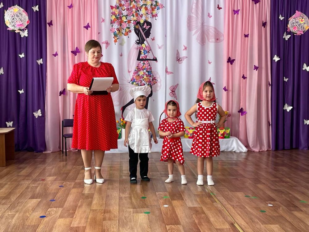 Сегодня в ровеньковских детских садах «Ладушки», «Аленький цветочек», «Тополек», «Родничок» прошли утренники, посвященные Международному женскому дню Сегодня в ровеньковских детских садах «Ладушки», «Аленький цветочек», «Тополек», «Родничок» прошли утренники, посвященные Международному женскому дню
