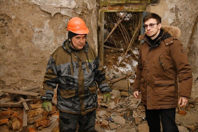 В Комсомольском поселковом клубе красноярские специалисты укрепляют фундамент В Комсомольском поселковом клубе красноярские специалисты укрепляют фундамент