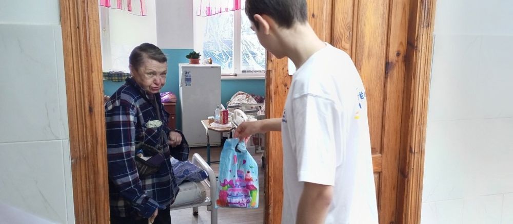 Андрей Рубанцов: Волонтеры Ровеньковской школы №3 вновь продемонстрировали свою доброту и заботу, поздравив именинников Ровеньковского дома-интерната для престарелых и инвалидов Андрей Рубанцов: Волонтеры Ровеньковской школы №3 вновь продемонстрировали свою доброту и заботу, поздравив именинников Ровеньковского дома-интерната для престарелых и инвалидов