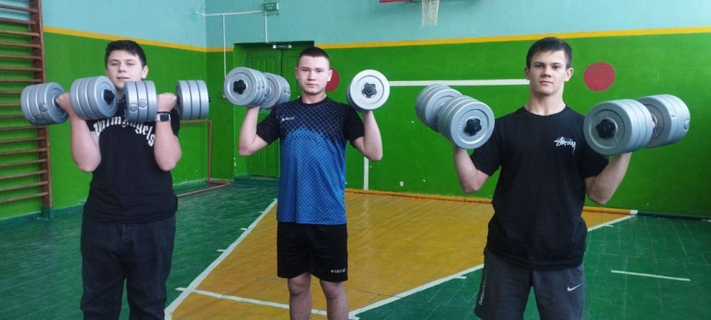 Волонтер из Ивановской области помог спортинвентарем Новороссошанской школе ЛНР Волонтер из Ивановской области помог спортинвентарем Новороссошанской школе ЛНР