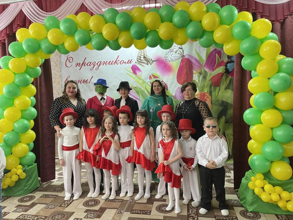 Сегодня в ровеньковских детских садах «Ладушки», «Аленький цветочек», «Тополек», «Родничок» прошли утренники, посвященные Международному женскому дню Сегодня в ровеньковских детских садах «Ладушки», «Аленький цветочек», «Тополек», «Родничок» прошли утренники, посвященные Международному женскому дню