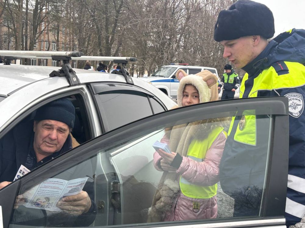 День рождения ЮИД!. В преддверии празднования Дня рождения ЮИД ровеньковские школьники совместно со своими наставниками и сотрудниками ОГИБДД ОМВД России «Ровеньковский» провели уличную акцию по раздаче памяток и буклетов... День рождения ЮИД!. В преддверии празднования Дня рождения ЮИД ровеньковские школьники совместно со своими наставниками и сотрудниками ОГИБДД ОМВД России «Ровеньковский» провели уличную акцию по раздаче памяток и буклетов...