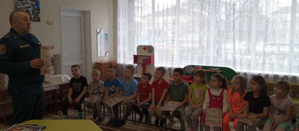 ГБДОУ ЛНР "Белокуракинский ясли-сад" Солнышко " состоялась встреча с инспектором МЧС Коноваловым Романом Алексеевичем ГБДОУ ЛНР "Белокуракинский ясли-сад" Солнышко " состоялась встреча с инспектором МЧС Коноваловым Романом Алексеевичем