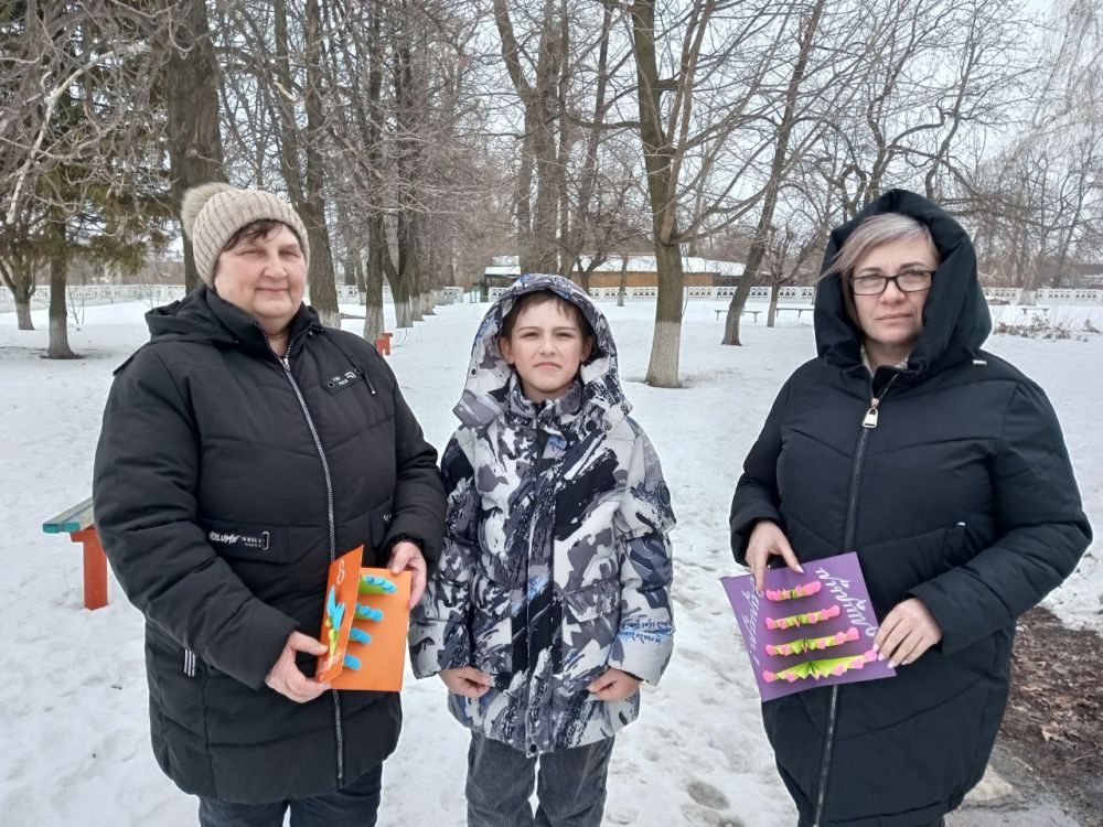 Накануне праздника, Международного женского дня 8 - Марта, сотрудники Дома культуры им. Ленина пгт Новодарьевка, совместно с учениками Новодарьевской школы, провели акцию «Милым дамам» Накануне праздника, Международного женского дня 8 - Марта, сотрудники Дома культуры им. Ленина пгт Новодарьевка, совместно с учениками Новодарьевской школы, провели акцию «Милым дамам»
