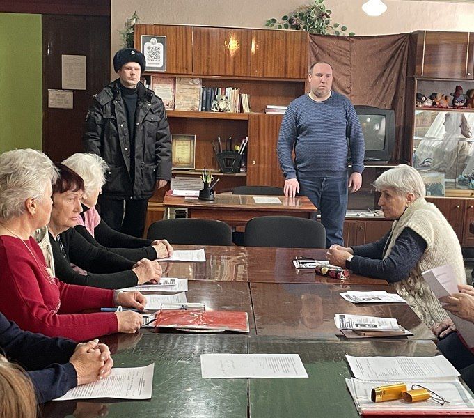 Сотрудники полиции провели встречу с пожилыми жителями Суходольска Сотрудники полиции провели встречу с пожилыми жителями Суходольска