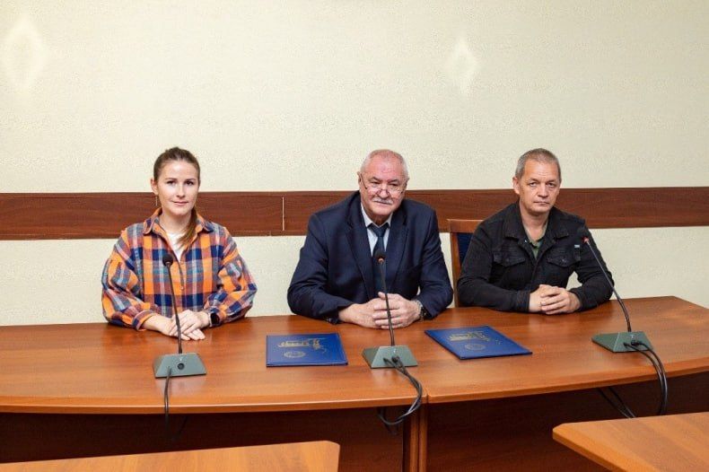 Свердловская СШ №9 и Волгоградская государственная академия физкультуры подписали соглашение о сотрудничестве Свердловская СШ №9 и Волгоградская государственная академия физкультуры подписали соглашение о сотрудничестве