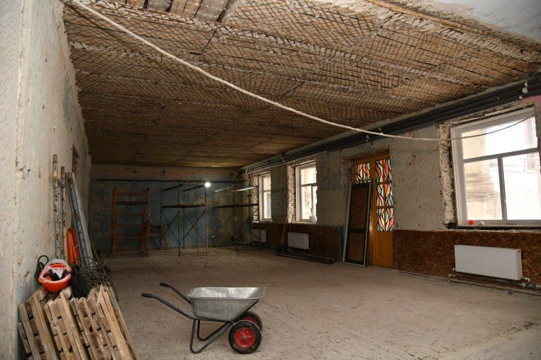 В Комсомольском поселковом клубе красноярские специалисты укрепляют фундамент В Комсомольском поселковом клубе красноярские специалисты укрепляют фундамент
